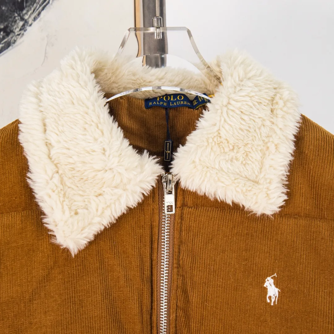 P660 💰zp version [Exclusive supply] Ralph Lauren/Ralph Lauren 2024aw retro Maillard style grain velvet lapel short high-waisted corduroy thickened down jacket - Maillard color 11-pit cotton corduroy face ✅ - 350T contrasting polyester lining inside Double-layer 360T high-density gallbladder ✅ - Original consistent YKK white copper nude zippers Zipper pockets on both sides of the inside ✅ - RL2024 new down jacket Khaki corduroy cotton jacket The warm atmosphere of autumn and winter is online. The comfort brought by the cotton corduroy face and the lapels of three-dimensional particle velvet. The high-waisted short version takes into account both the version and warmth. Color: Khaki Brown Size: S M L XL Number: WW10759